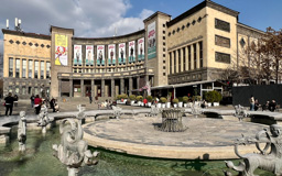 Das Zodiac ist ein Brunnen auf dem Charles Aznavour-Platz , umgeben von großer Architektur aus der Sowjetzeit.