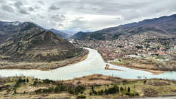 Panoramablick auf Mzcheta – das spirituelle Herz Georgiens